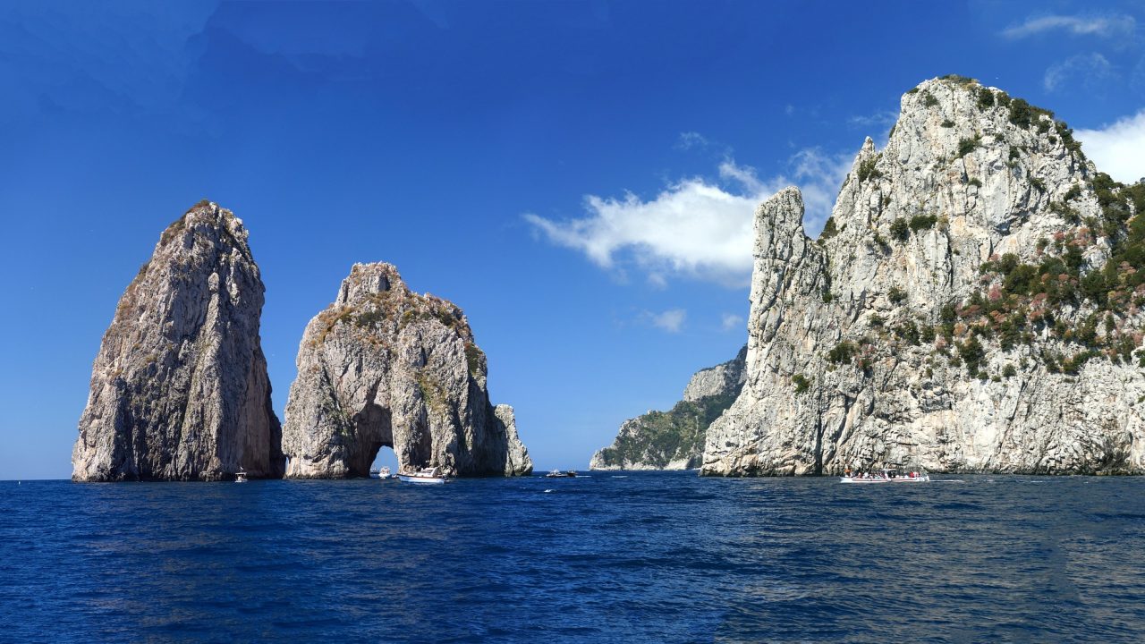 Esperienza indimenticabile: i maestosi faraglioni di Capri sfidano l'orizzonte mentre la tua avventura con Vento in Poppa Charter prende il largo. Scopri la bellezza di Capri dal mare con le nostre emozionanti escursioni in barca.